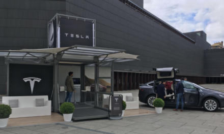 Tesla aterriza en Pamplona con demostraciones de su coche eléctrico