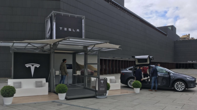 Tesla aterriza en Pamplona con demostraciones de su coche eléctrico